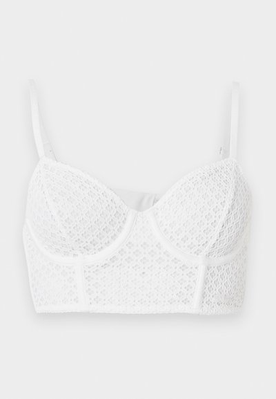 Λευκό μακρύ δαντελένιο σουτιέν με ενισχυμένα cups και ρυθμιζόμενα τιραντάκια σε απλό φόντο.