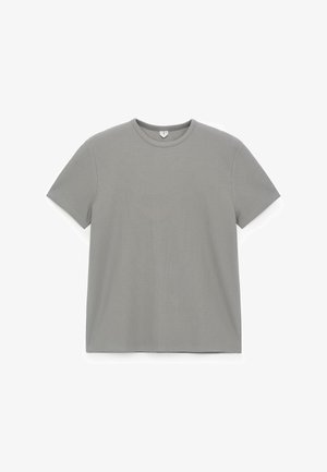 Lichtgrijs T-shirt met korte mouwen van gestructureerd katoen, met een ronde halslijn en een losse pasvorm. Eenvoudig en effen van kleur, zonder patronen.