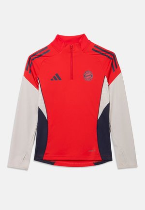 Felpa sportiva rossa con colletto alto, chiusura con cerniera e maniche lunghe. Presenta dettagli navy e bianchi, logo Adidas ed emblema del Bayern Monaco.