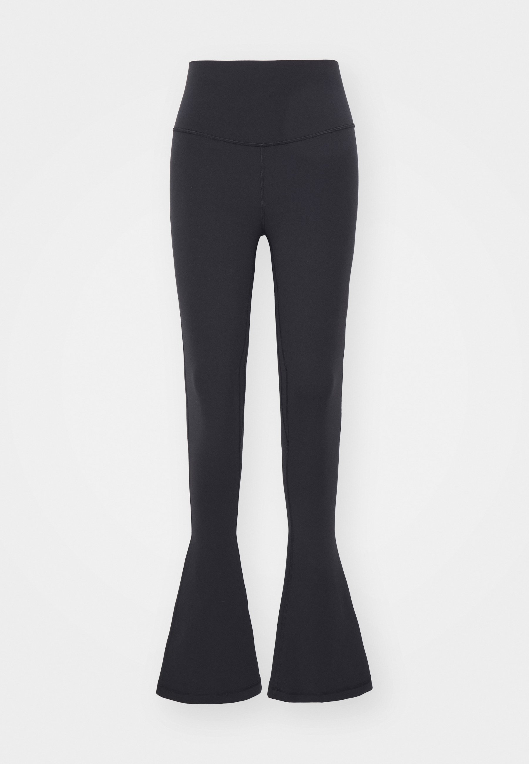 Črne flare hlače z visokim pasom, izdelane iz raztegljivega materiala. Gladka tekstura z ožjim silhuetom in razširjenim robom.