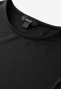 Sort bomulds T-shirt med rund halsudskæring, glat tekstur og minimalistisk design. Etiket synlig ved halsen.