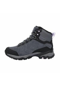 Szare półwysokie buty trekkingowe wykonane z zamszu i materiałów syntetycznych, z solidną podeszwą, szarymi sznurowadłami oraz różowym akcentem na pięcie.