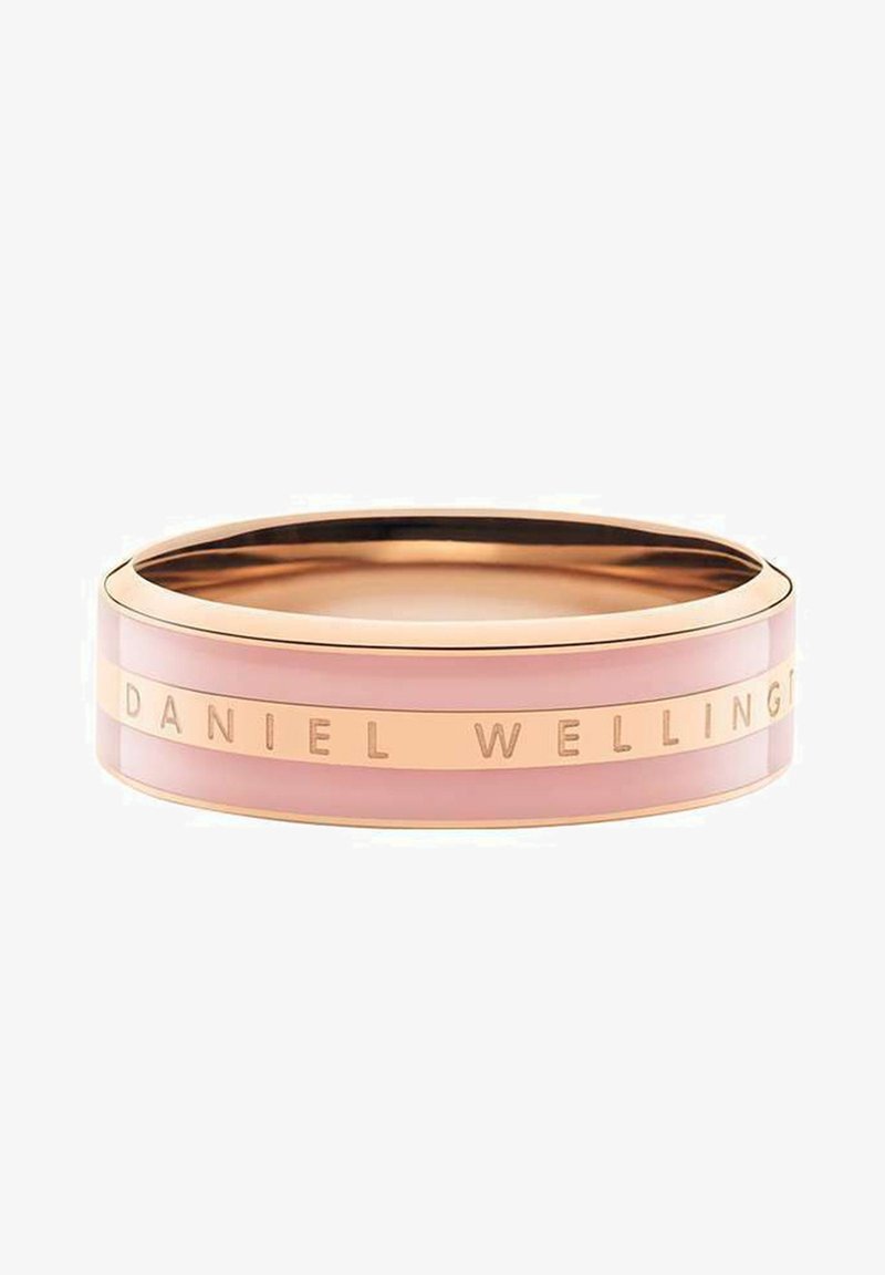 Metallinen ruusukultainen rannekoru, jossa on ohut vaaleanpunainen hartsinyöri. Kaiverrettu "DANIEL WELLINGTON" sileälle, kiiltäväpintaiselle pinnalle, jossa on pyöreä muoto.