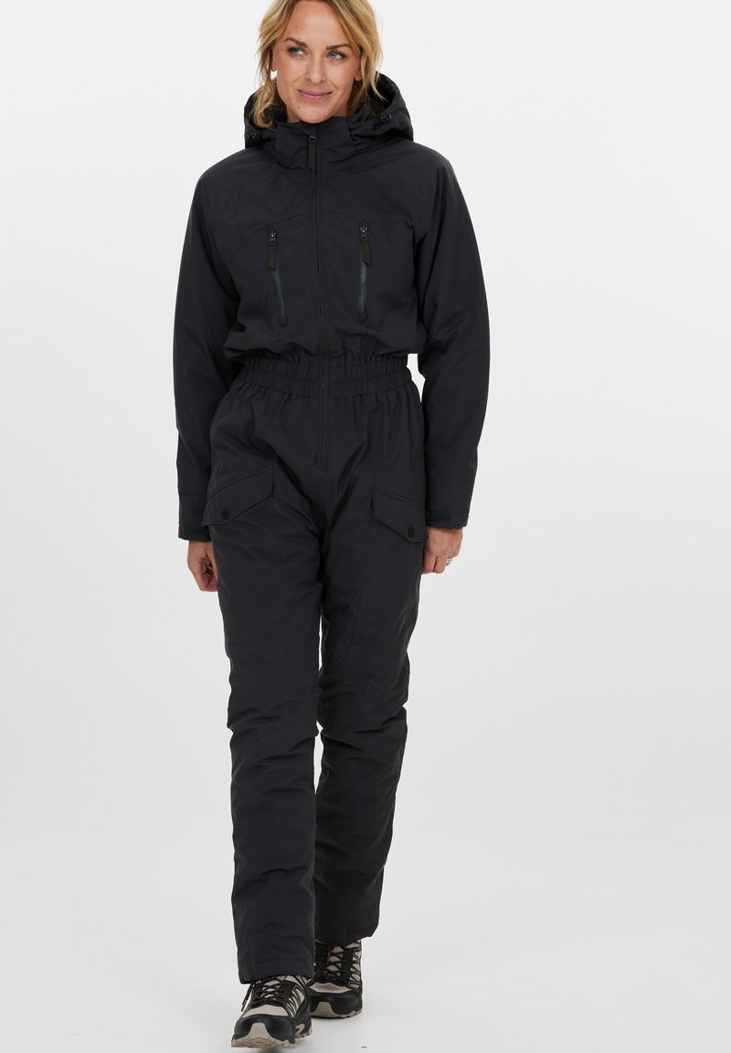 Schwarzer isolierter Overall mit einem Reißverschluss vorne, zwei Brusttaschen und verstellbaren Bündchen. Verfügt über eine Kapuze und einen elastischen Bund für eine optimale Passform.