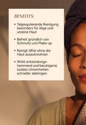 Ein Gesichtsreinigungsprodukt wird hervorgehoben, mit wichtigen Vorteilen in braunem Text auf hellem Hintergrund, neben einem Bild einer Person mit geschlossenen Augen.