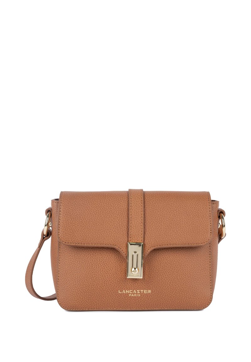 Borsa a tracolla in pelle color cuoio con finitura testurizzata, ferrature dorate e chiusura a patta. Presenta un discreto logo del marchio sul davanti.