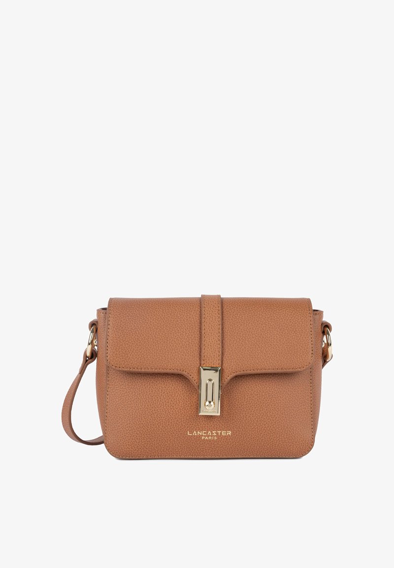 Borsa a tracolla in pelle color cuoio con finitura testurizzata, ferrature dorate e chiusura a patta. Presenta un discreto logo del marchio sul davanti.