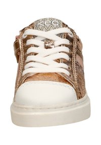 Metalen roségouden sneakers met witte veters en een teentop. Textuurpanelen aan de zijkanten en geperforeerde accenten geven detail. Klittenbandsluiting voor een stevige pasvorm.