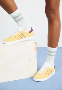 GAZELLE  - Sneakers basse - almost yellow/oat/maroon