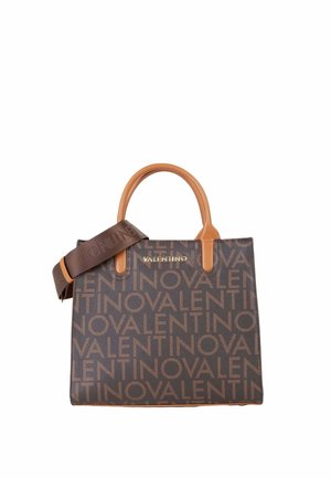 Donkerbruine Valentino totebag met tannenkleurige handvatten en een brede bruine schouderriem, bedekt met een herhalend patroon van het Valentino-logo.