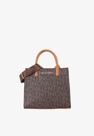 Donkerbruine Valentino totebag met tannenkleurige handvatten en een brede bruine schouderriem, bedekt met een herhalend patroon van het Valentino-logo.