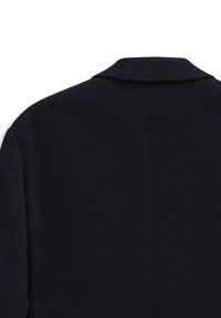 Navy-Cardigan aus strukturiertem Strickmaterial, mit einem Reverskragen und zwei seitlichen Nähten, die entlang des Rückens verlaufen.