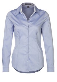 Camisa abotonada azul clara de tejido suave, con cuello puntiagudo y mangas largas. Incluye costuras verticales y detalles de botones.