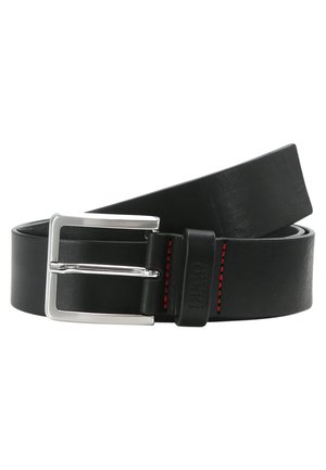 Ceinture en cuir noir avec une boucle carrée en argent, couture rouge, texture lisse et logo embossé sur la sangle.