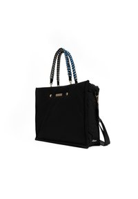 Zwarte nylon tas met twee gevlochten handgrepen, versierd met blauwe en beige accenten. De voorkant heeft twee goudkleurige studs en een decoratieve strook.