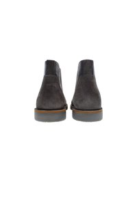 Stivaletti alla caviglia in suede grigio scuro con dettagli in pelle liscia, pannelli laterali elastici e suola in gomma resistente. Design classico dei Chelsea boots.