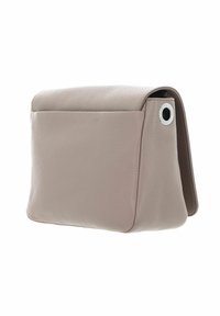 Borsetta in pelle morbida beige con superficie texture, dotata di una tasca laterale e di un dettaglio in metallo argentato circolare. Forma rettangolare con angoli arrotondati.