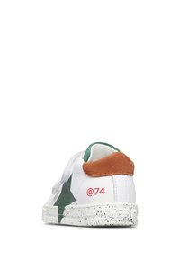 Sneaker bianca con design a stella verde, linguetta posteriore in suede arancione e suola bianca maculata. Presenta il testo rosso "@74" sul lato.