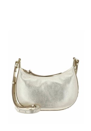 Petit sac bandoulière en cuir doré métallisé avec bandoulière réglable et fermeture éclair, surface texturée, forme de croissant.