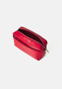 Calvin Klein MUST CONVERTIBLE CAMERA BAG - Ručna torba - scarlet sage