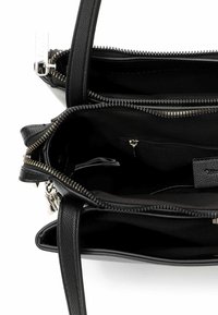 Musta nahkainen käsilaukku, jossa on kaksi vetoketjullista osastoa, teksturoitu pinta ja hopeanväriset metalliosat. Sisällä on pienempi vetoketjullinen tasku.