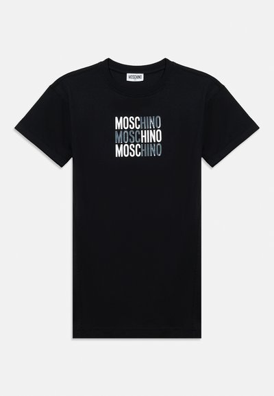 Μαύρο T-shirt με κοντό μανίκι και την επιγραφή «MOSCHINO» επαναλαμβανόμενη τρεις φορές σε λευκά και μεταλλικά γράμματα στο στήθος.