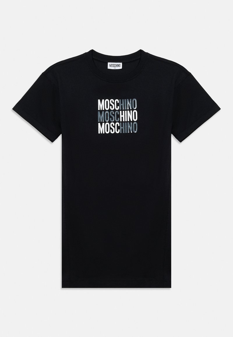 T-shirt noir à manches courtes avec "MOSCHINO" répété trois fois en lettres blanches et métalliques sur la poitrine.