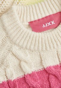 Maglione chunky a maglia in crema e rosa, con colletto a coste e motivo a trecce nella parte crema. Etichetta del marchio in rosa.
