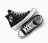 Sneaker alte e basse in canvas nero con lacci bianchi, suole in gomma e il logo Converse All Star di lato.