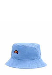 Jasnoniebieska czapka typu bucket z miękkiego materiału, z haftowanym logo w kolorze czerwonym, żółtym i czarnym. Ma okrągłą koronę i szeroki daszek.