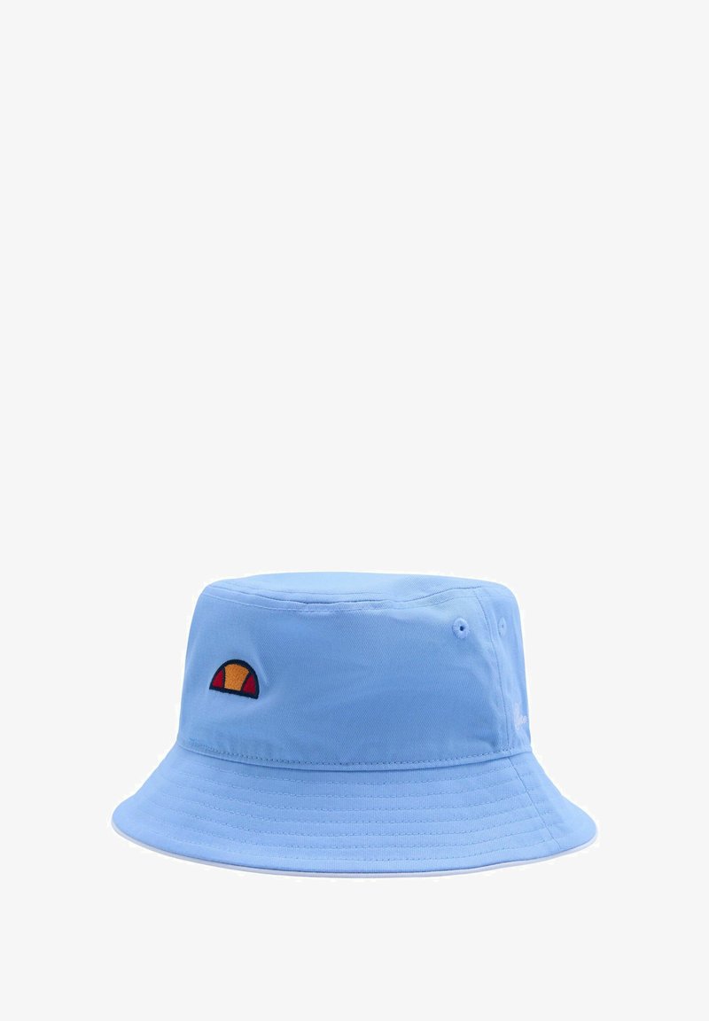 Jasnoniebieska czapka typu bucket z miękkiego materiału, z haftowanym logo w kolorze czerwonym, żółtym i czarnym. Ma okrągłą koronę i szeroki daszek.