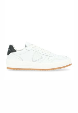 White athletic sneakers made of leather with a textured finish, featuring a black heel tab, laces, and a rubber outsole.