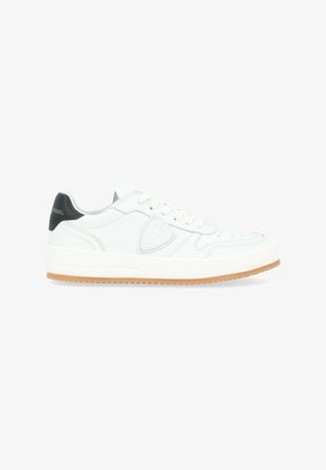 Sneakers atletici bianchi in pelle con finitura testurizzata, dotati di un tallone nero, lacci e suola in gomma.