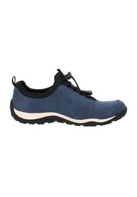 Zapato azul de ante con un collar de malla negra, punta redondeada y suela de goma negra. Cuenta con cordones elásticos con un regulador ajustable.