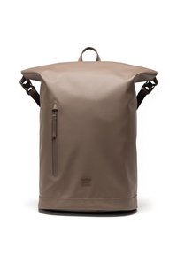 Zaino a chiusura roll-top marrone realizzato in materiale impermeabile, dotato di una tasca laterale con zip, spallacci regolabili e un logo inciso in modo discreto nella parte inferiore.