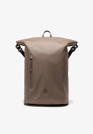 Hnedý batoh s rolovacím uzáverom vyrobený z vodoodolného materiálu, s bočnou zipsovou kapsou, nastaviteľnými popruhmi a decentným logom vyrazeným na spodnej strane.
