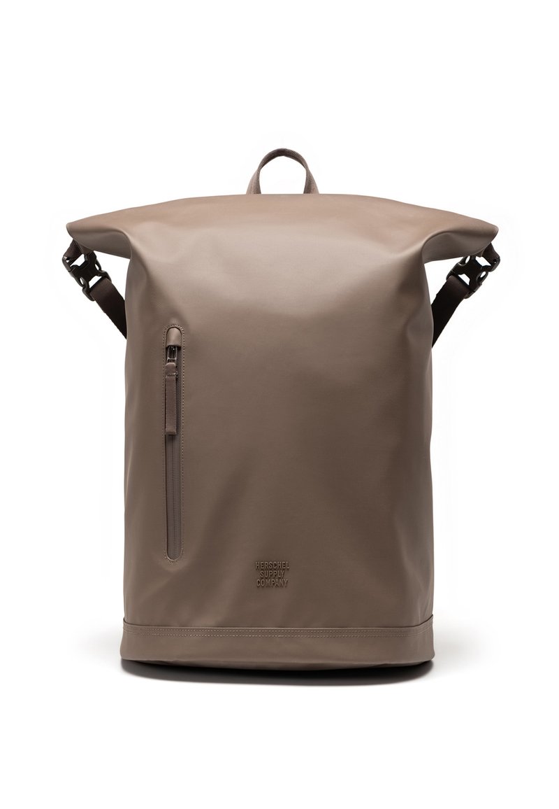 Sac à dos roulé marron en matériau imperméable, doté d'une poche zippée latérale, de bretelles réglables et d'un logo subtil embossé en bas.