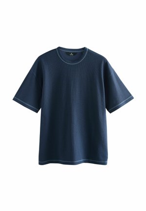 T-shirt à manches courtes bleu marine en tissu texturé, avec un col rond et des détails de coutures contrastantes aux manches et à l'ourlet.