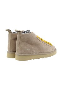 Scarpe high-top in suede beige con lacci gialli, punte arrotondate e suole in gomma, dotate di un tab nella parte posteriore e un interno testurizzato.
