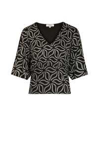 Svart topp med V-ringning och trekvartslånga ärmar, med ett silverbladsmönster och strukturväv. Bärs med en figurnära siluett.