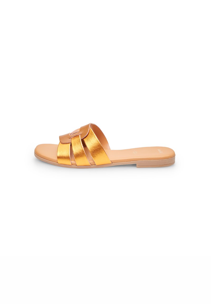 Infradito in materiale metallico dorato con suola piatta, caratterizzate da un design a fascia incrociata e una finitura liscia e minimalista.