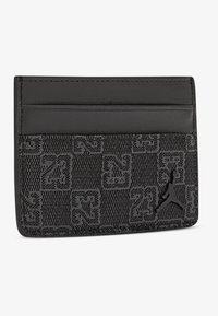 Svart kortfodral i texturerad tyg med rutmönster och präglade "23"-logotyper. Avslutat med en stilren, matt svart logotypdetalj.