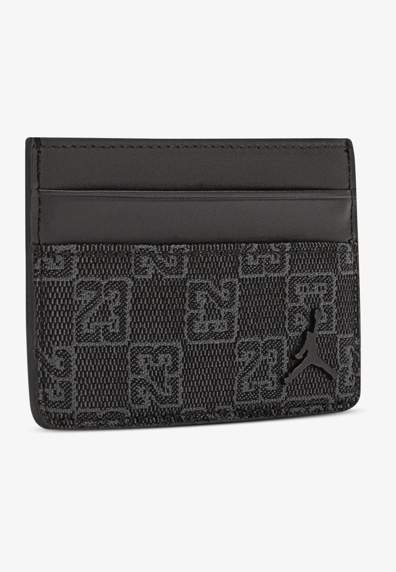 Svart kortfodral i texturerad tyg med rutmönster och präglade "23"-logotyper. Avslutat med en stilren, matt svart logotypdetalj.