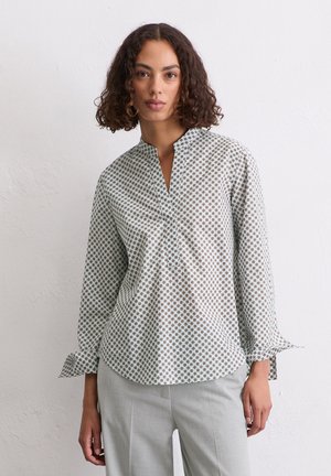 Camicia a maniche lunghe con bottoni in cotone verde chiaro con un motivo geometrico, caratterizzata da un colletto alla cinese e dettagli a ruches ai polsi.