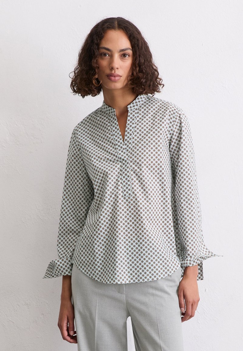 Lange mouw knoopshirt van lichtgroene katoen met een geometrisch patroon, voorzien van een mandarin collar en ruches bij de manchetten.