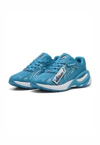 Adidași de alergare aqua blue cu un exterior din plasă texturată, talpă din cauciuc și o bandă de accent albă. Dispune de un eticheta atașată.