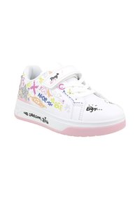 Sneaker bianca con suola rosa, caratterizzata da disegni in stile graffiti colorati, una cinghia in velcro e il testo in evidenza che recita "noi sogniamo in grande".
