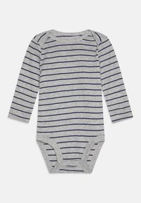 Siv oklop z dolgimi rokavi z mornarsko modrimi vodoravnimi črtami, zapiranje z gumbi na dnu in okrogel ovratnik. Mehki bombažni material.