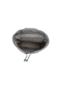 Bolsa de tela gris con cierre de cordón, que presenta un forro texturizado impreso con el nombre de la marca en un patrón repetido. Bolsillo con cremallera en el interior.