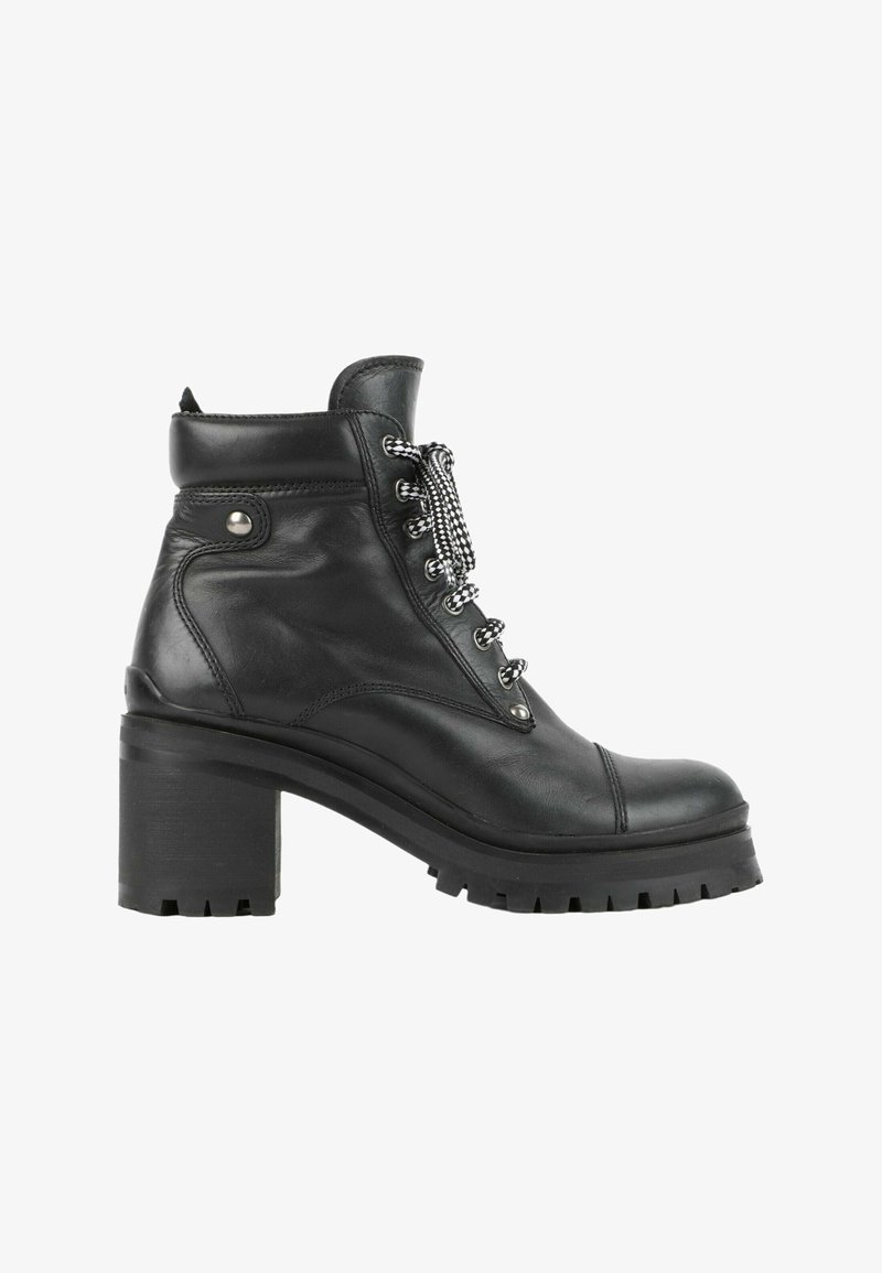Bottine en cuir noir à la cheville avec talon bloc épais, semelle crantée et lacets noirs et blancs à motifs sur fond blanc.